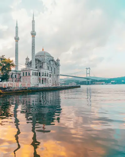 La mosquée d'Ortaköy et le pont du Bosphore à Istanbul
