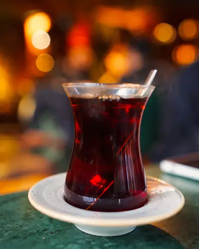 Verre de thé turc rouge sur une soucoupe