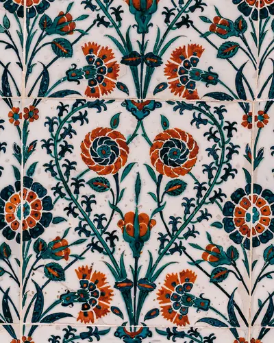 Céramique d'Iznik à motifs de fleurs rouges et turquoise
